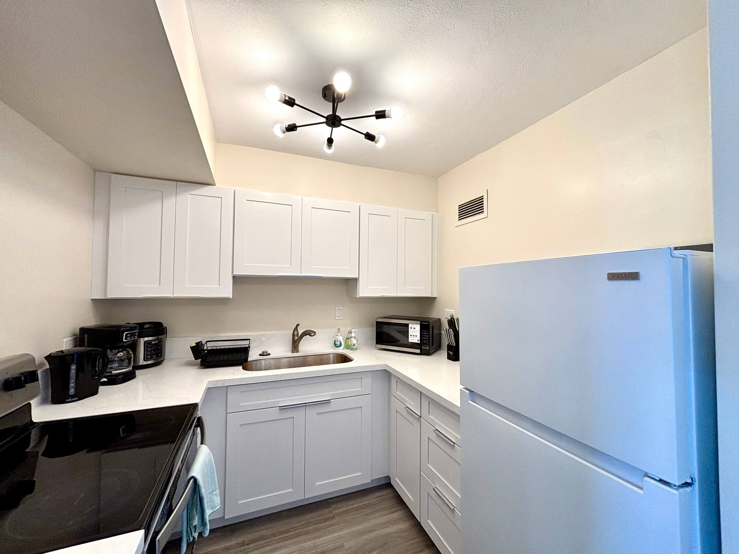 NEW One Bedroom in Waikiki/Kitchen/Pool/Wi-Fi/AC - Image 3