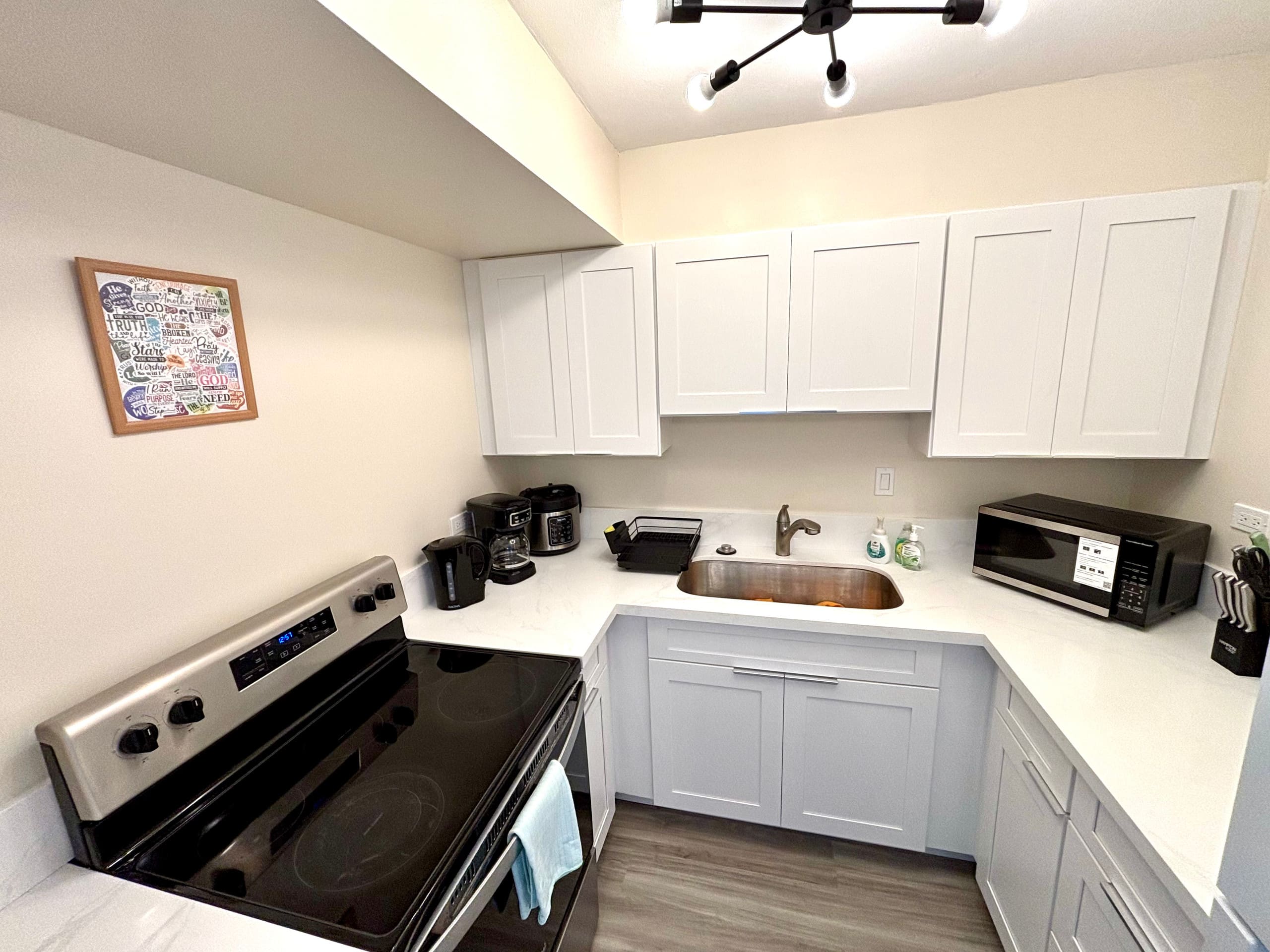 NEW One Bedroom in Waikiki/Kitchen/Pool/Wi-Fi/AC - Image 5