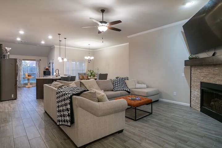 “Relax & Unwind – Bright Home Close To Everything” - Oklahoma City, OK