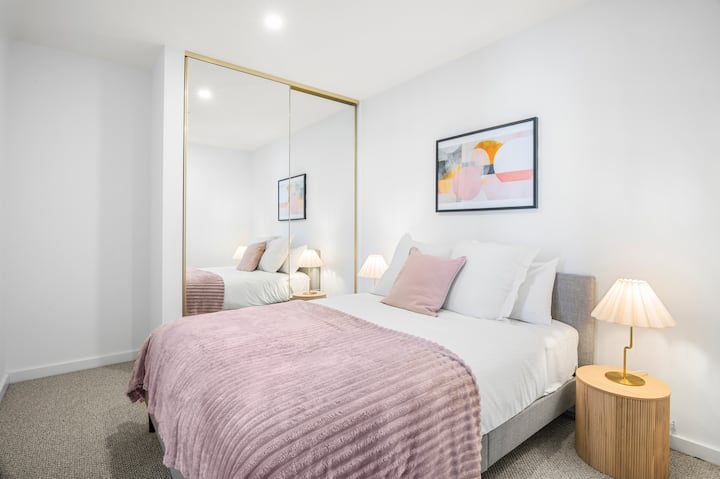 Оваа спална соба има брачен кревет (широк 150-179 см), директен пристап до внатрешен балкон.