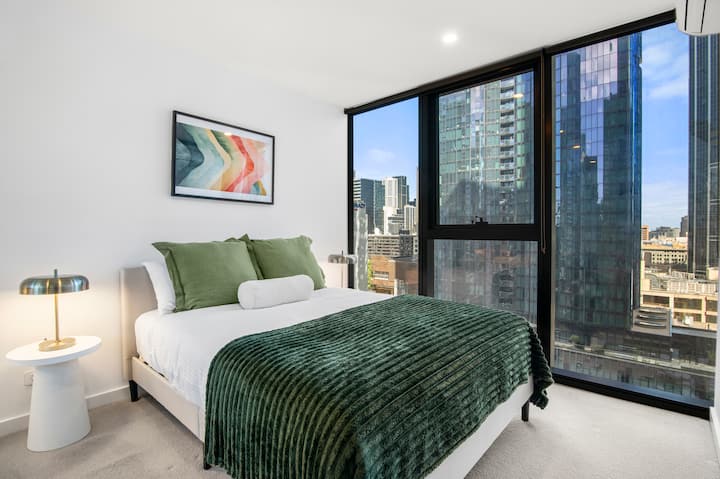 Главната спална соба има брачен кревет (широк 150-179 см). Оваа соба има клима уред.