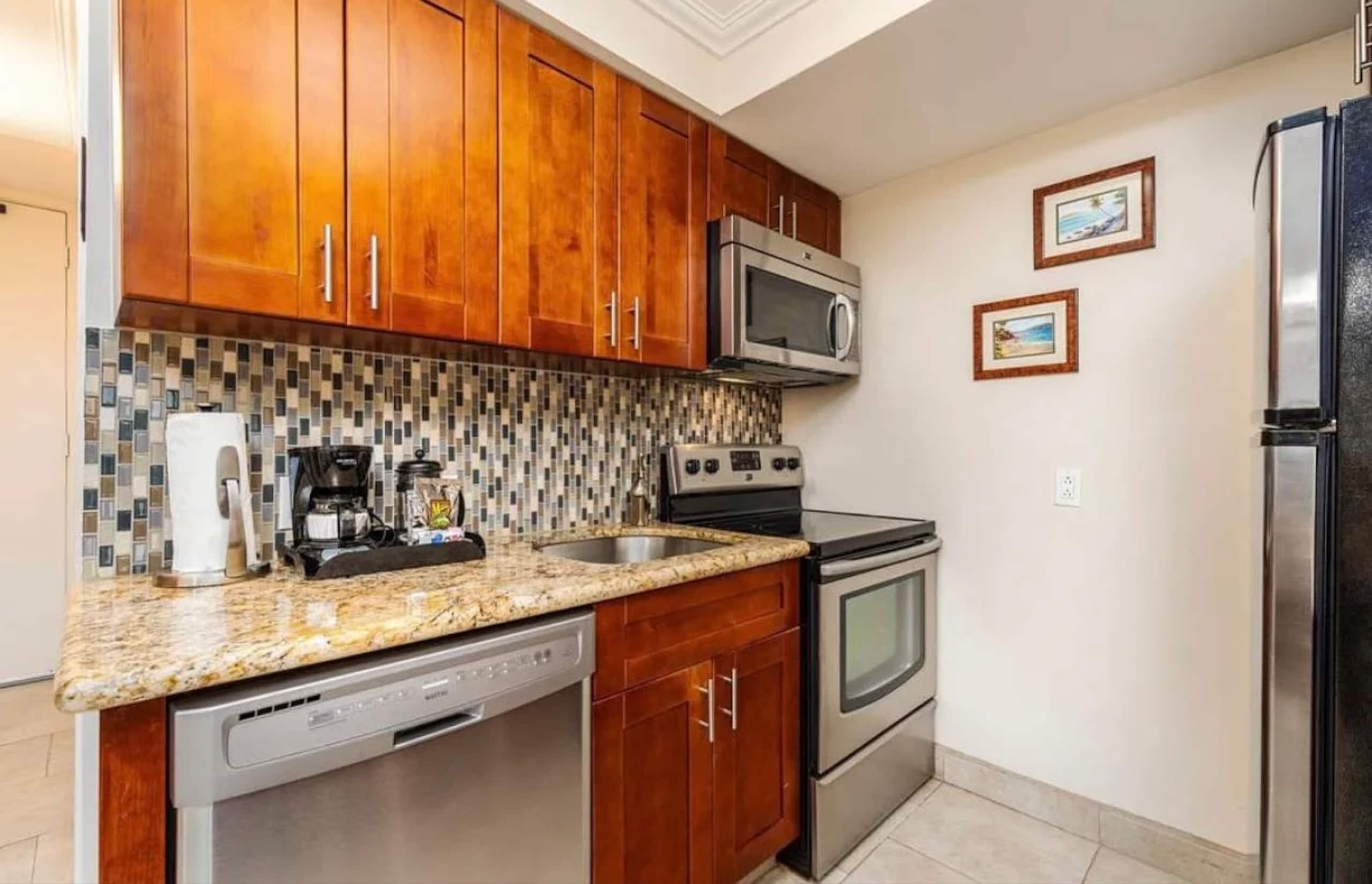 Steps To The Beach- Mountain Views- Lahaina Studio - Image 7