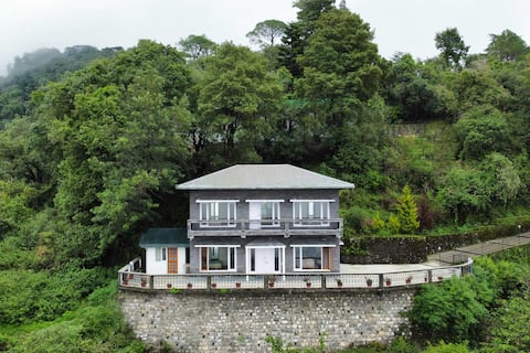 Mussoorie | 3BR w/ Views & BBQ @ Mountain Whispers