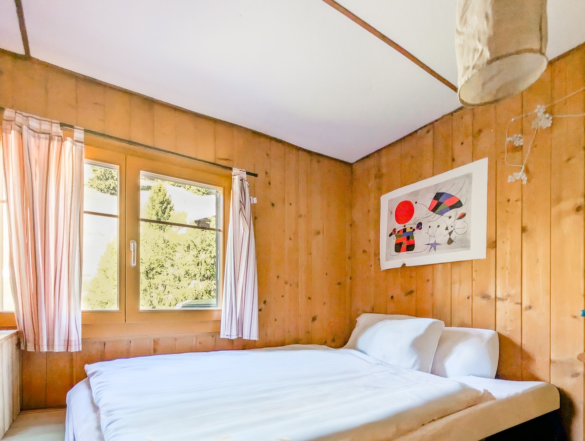 سرير مزدوج مع خزانة تخزين.