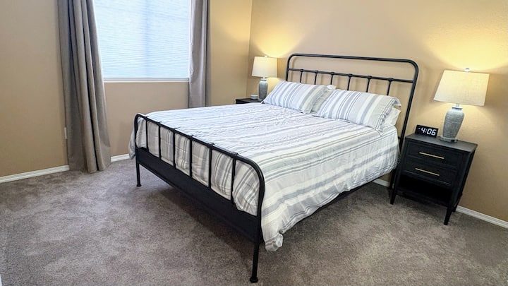 额外的卧室配有一张标准双人床、遮光窗帘和音响机。