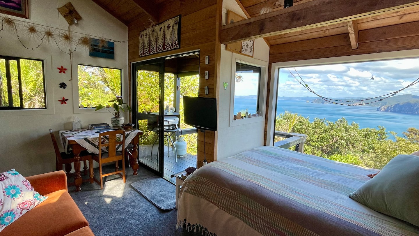 Tuateawa Nature Retreat, A Funky Treetop Cabin. 4