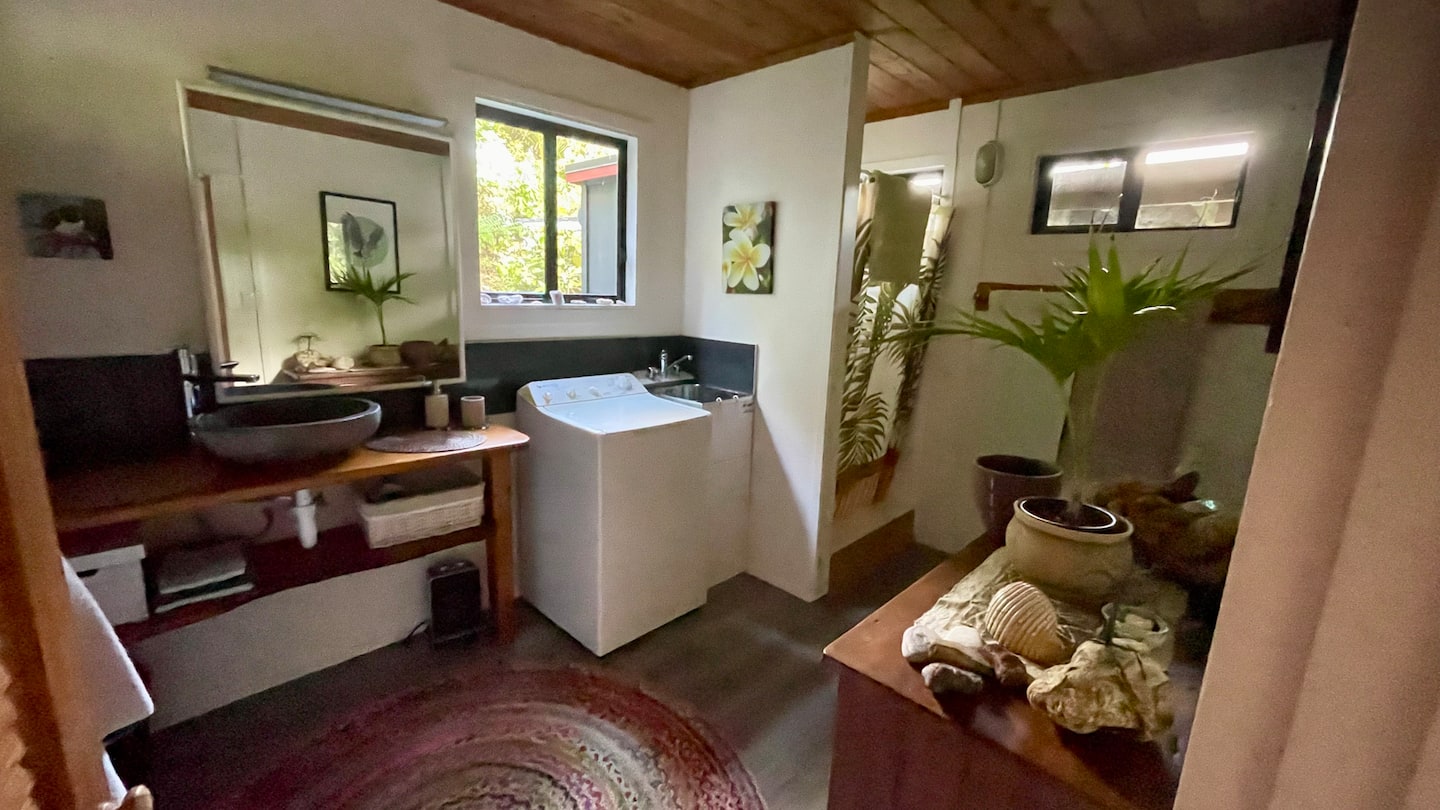 Tuateawa Nature Retreat, A Funky Treetop Cabin. 5