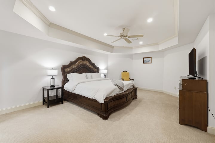 Spavaća soba br. 5 nalazi se u suterenu i ima bračni krevet (širine 180–200 cm) te vlastitu kupaonicu.