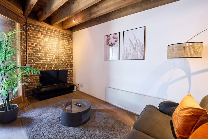 Canary Wharf Spacious 1 Bed Flat - Waltham, MA