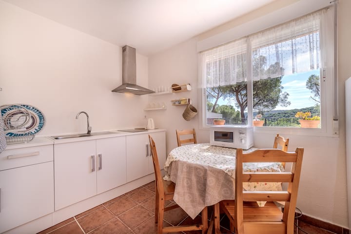Cocina luminosa con zona de desayuno integrada y vistas al jardín — el sitio perfecto para empezar el día