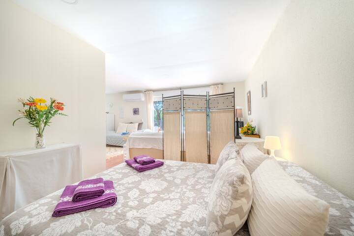 Vista completa del dormitorio: espacioso, luminoso y con todo lo necesario para que te sientas como en casa.