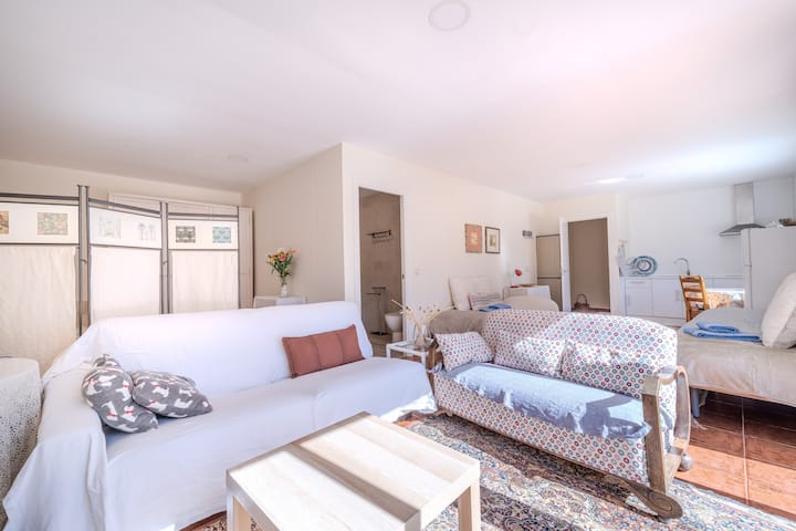 Espacio amplio y bien ventilado, con entrada de luz natural y ambiente fresco en cualquier época del año.