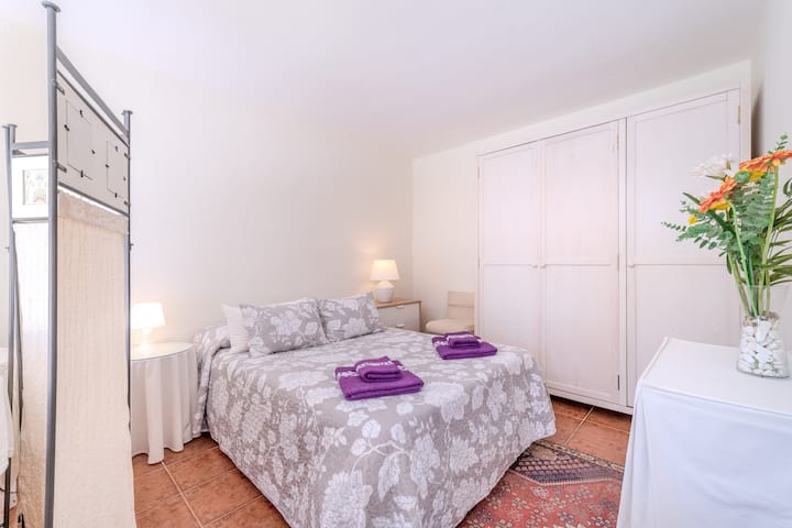 Habitación amplia con armario empotrado y buena iluminación — espacio y comodidad para toda tu estancia.