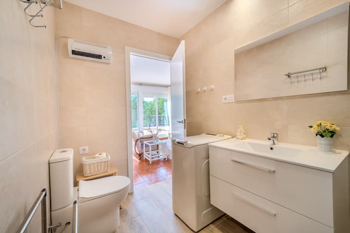 Baño completo, limpio y bien equipado — todo lo que necesitas a mano desde el primer día.