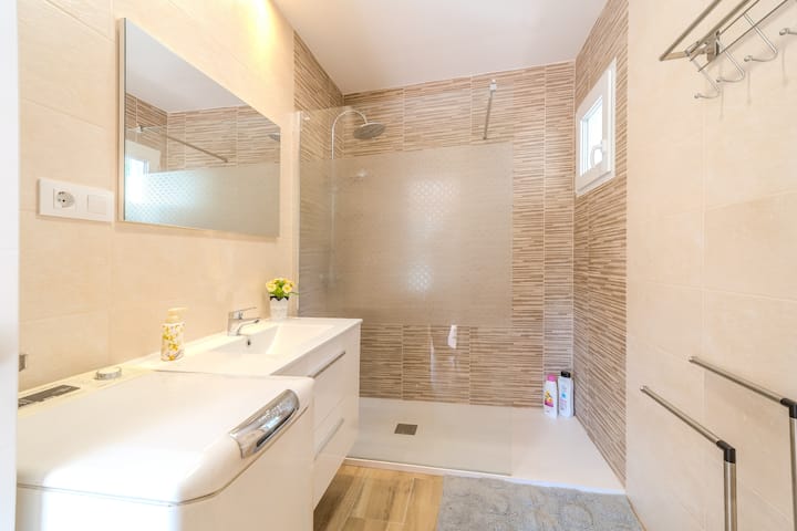 Ducha amplia con mampara y doble lavabo — espacio y comodidad para empezar el día con buen pie.