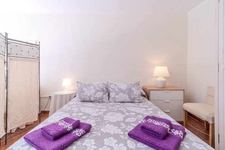 Cama lista para que descanses desde el primer momento, con todos los detalles preparados para tu llegada.