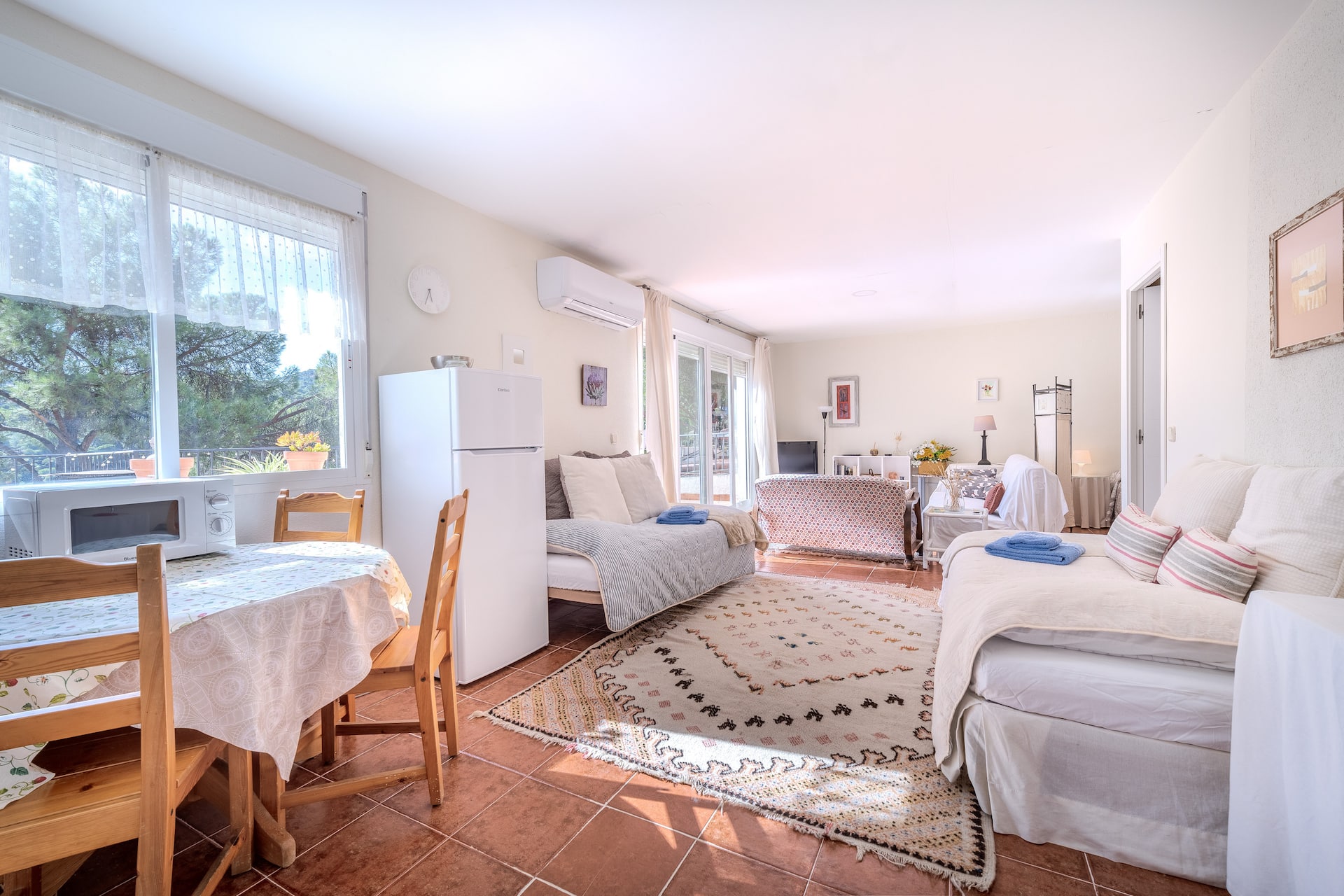 Salón diáfano con zona de estar y comedor integrados, bañado de luz natural todo el día.