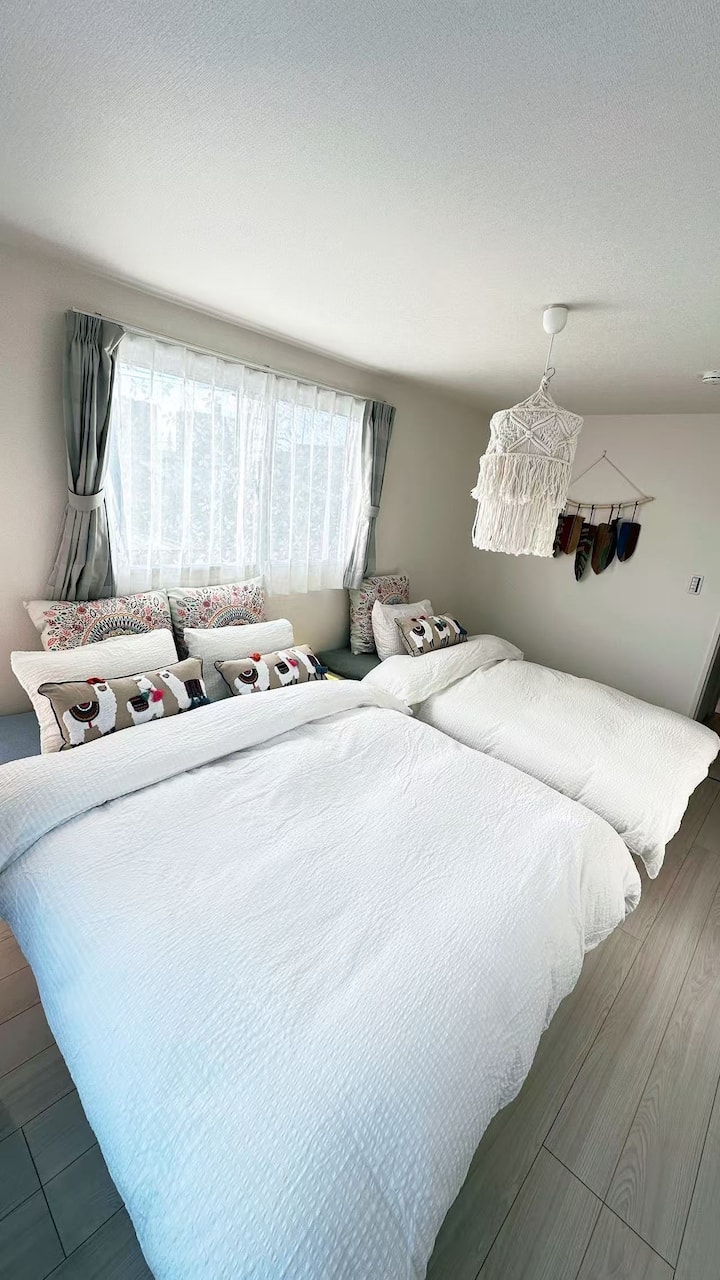 เตียงคู่กว้าง 140 ซม.
เตียงเดี่ยวกว้าง 100 ซม.