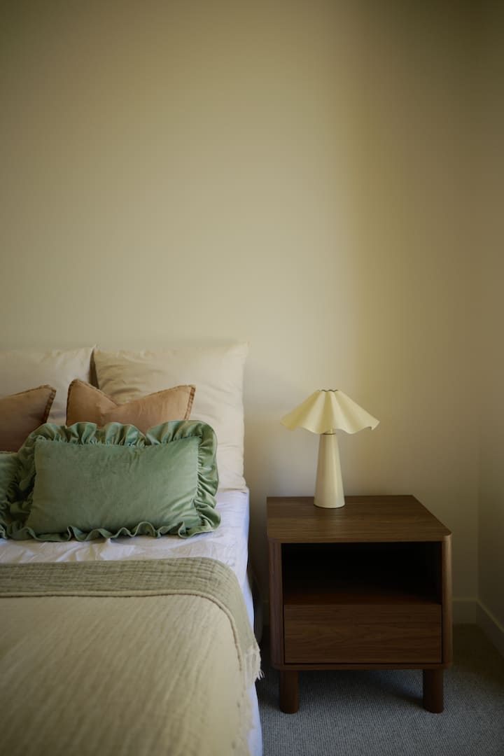 חדר שינה 2 מיטה זוגית עם גישה ישירה לחדר הרחצה ומזרן רצפה נוסף זמין במידת הצורך. גישה לחצר.