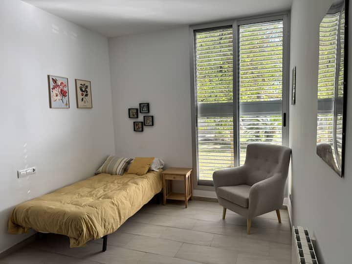 Dormitorio en la planta baja con cama individual de 90 cm.