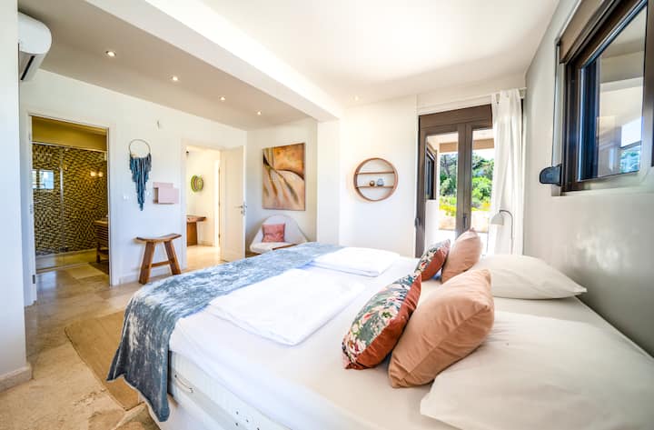 קומה תחתונה: חדר שינה 3 עם מיטת קינג סייז, חדר רחצה צמוד ומרפסת