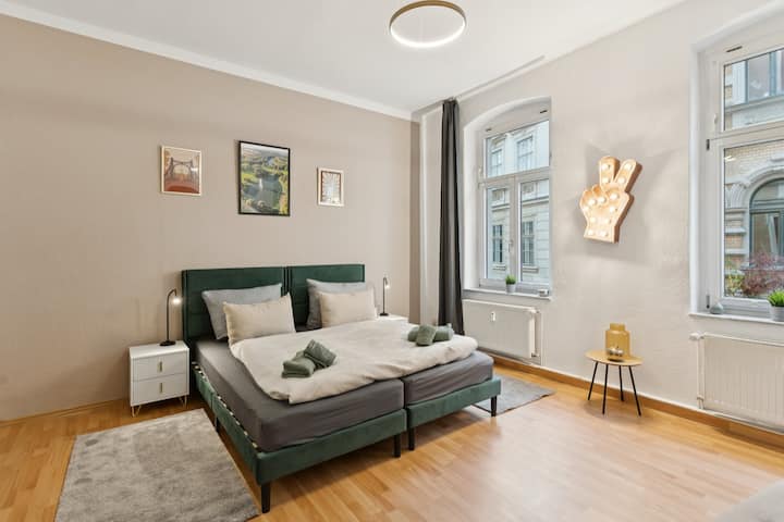 Пространа спална соба со 2 единечни кревета