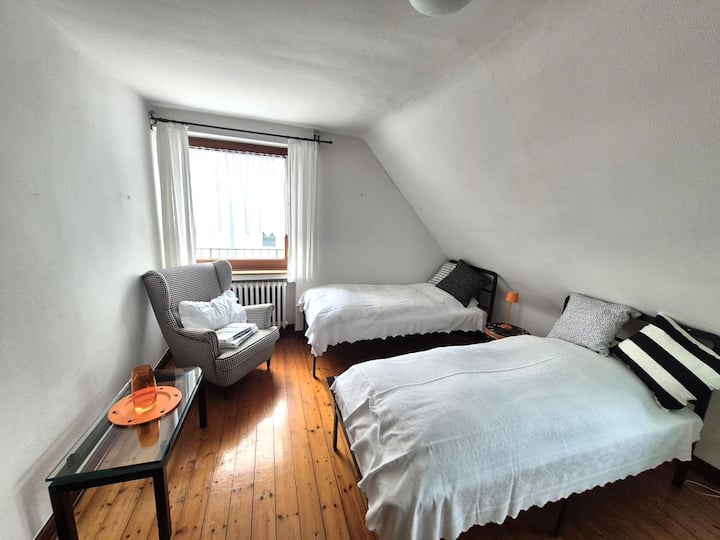 חדר שינה עם 2 מיטות יחיד (שניתן לחבר למיטה זוגית). אפשר להגיע לחדר הזה מהסלון.