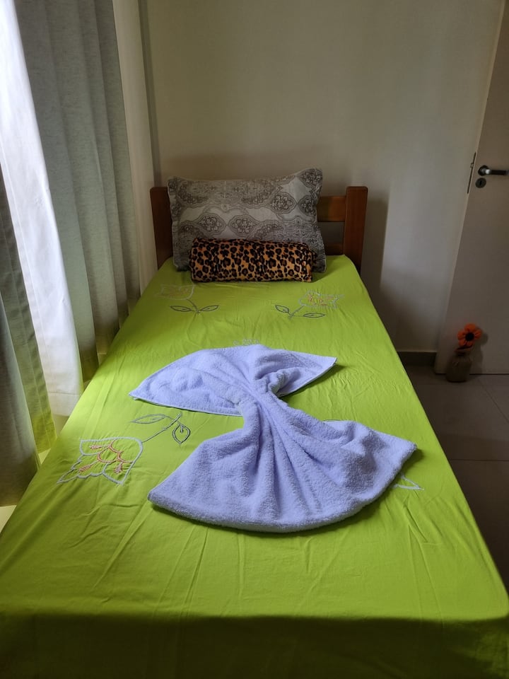 como una sola. Armario, ropa de cama y toallas. Colchón extra si lo necesitas.