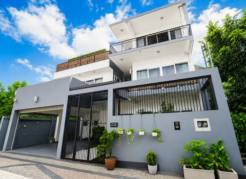 Top-earning Airbnb listing in Sri Jayawardanapura Kotte, 5 bedrooms
