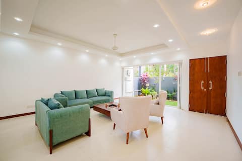Elegant 5BR Villa in Thalawathugoda