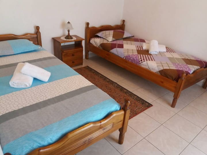 Dormitorio con dos camas individuales