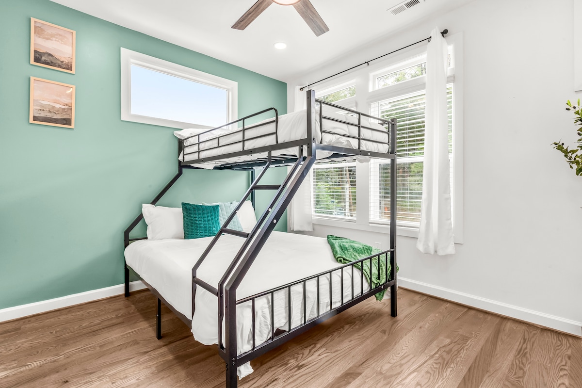 غرفة الضيوف النهائية مع سرير بطابقين للأطفال أو الضيوف الإضافيين.  سرير بحجم كوين في الأسفل وسرير بحجم مزدوج XL في الأعلى مع بياضات ممتازة للراحة.  تحتوي الغرفة أيضًا على خزانة ملابس كاملة.