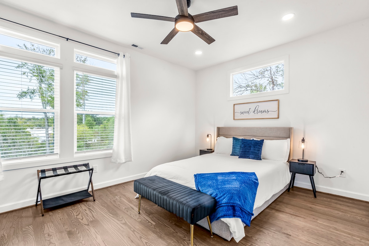 غرفة النوم الرئيسية في الطابق العلوي في أعلى الدرج.