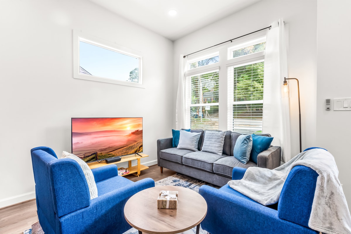 غرفة معيشة مريحة مع مقاعد مريحة لكل ضيف!