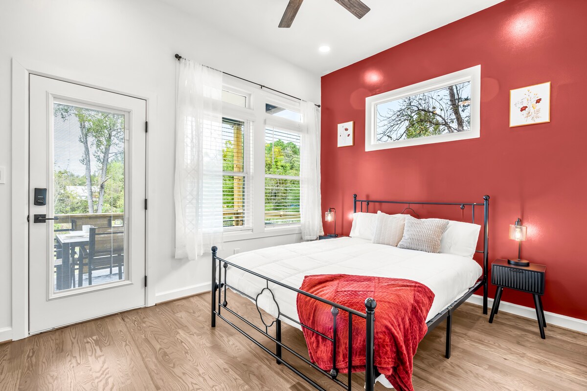 غرفة نوم في الطابق الأول بسرير بحجم كبير.