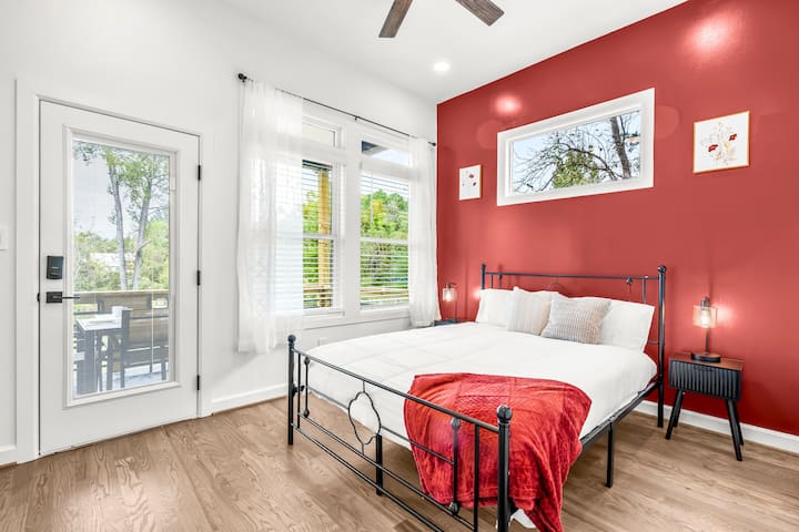 Dormitorio en el primer piso con una cama tamaño queen.