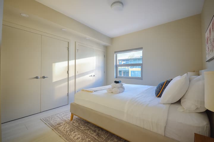 宽敞的特大号卧室，配有充裕的衣柜空间和现代化的套房卫生间