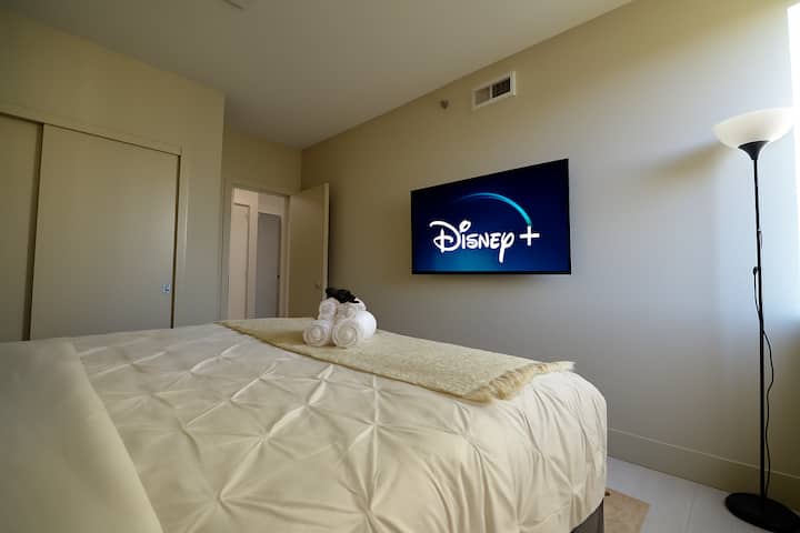 在55英寸智能电视上欣赏您最喜爱的节目，同时在特大号床上放松身心