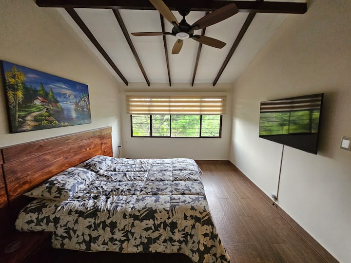 Master suite with private bathroom: enjoy total privacy and comfort. Equipped with Samsung 55" Smart TV (Netflix/Disney+), ceiling fan and a warm design.  The perfect retreat to rest with everything within easy reach.