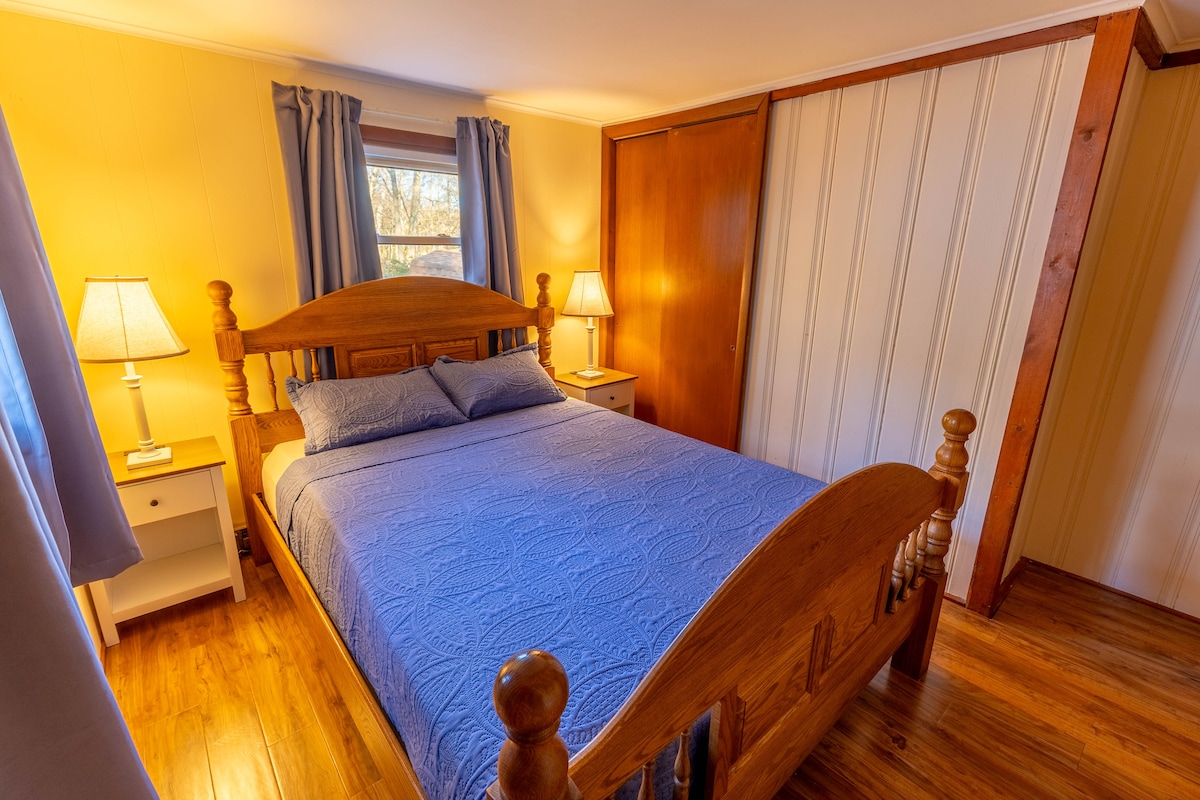 საწოლი 152×203 სმ! თეთრეული და აბაზანის პირსახოცები შედის! 