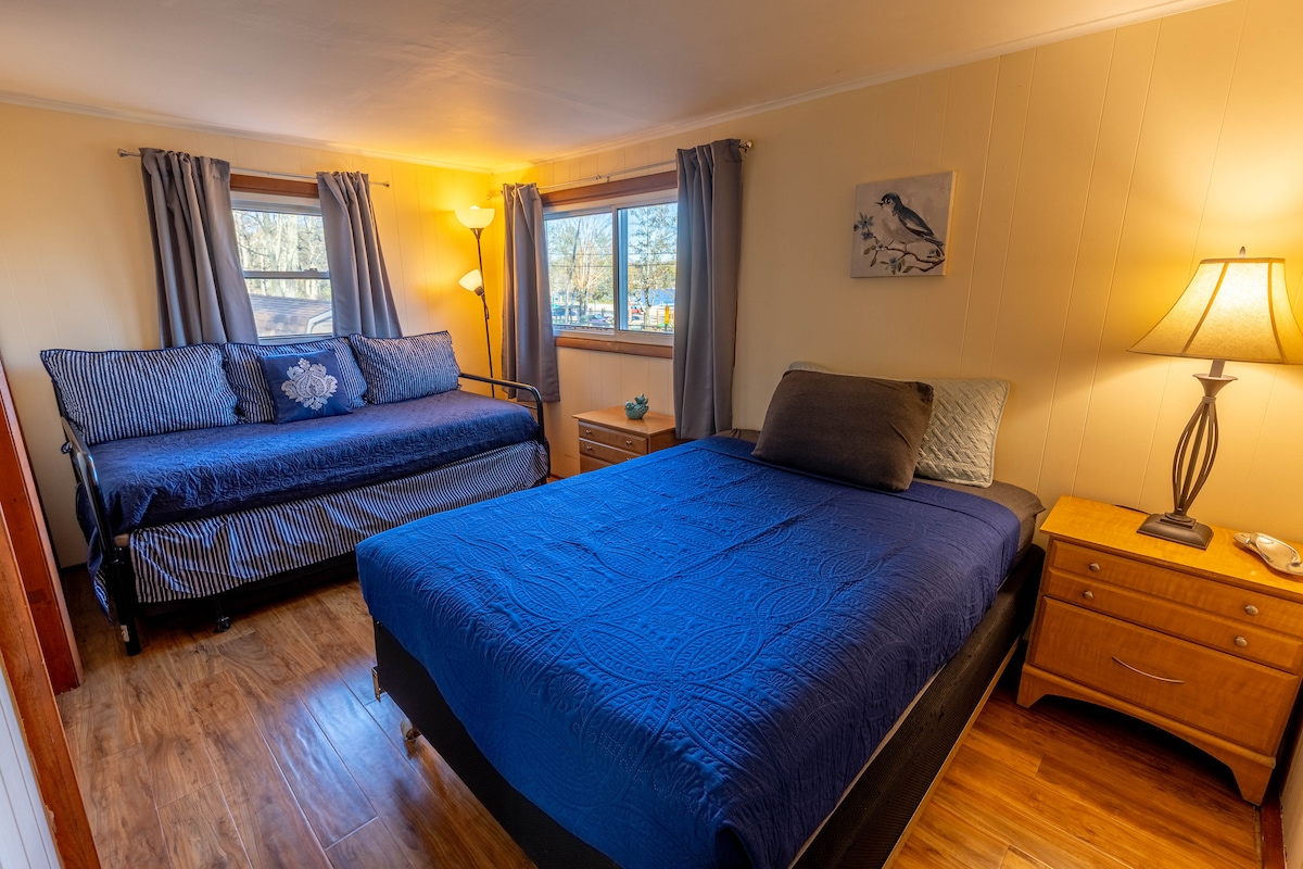 გასაშლელი საწოლი და სრული ზომის საწოლი! ყველა თეთრეული და აბაზანის პირსახოცი გათვალისწინებულია! ამ საძინებლიდან ტბის ხედი იშლება