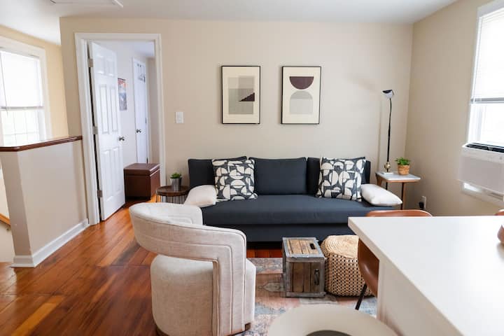 Cozy Charlottesville Loft - Charlottesville, VA