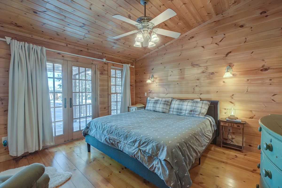 На главниот кат има брачен кревет (широк 180-220 см), бања во склоп на сместувањето и приватен трем со поглед кон езерото.