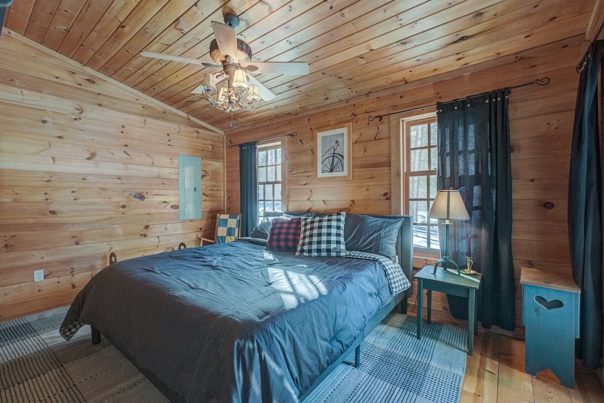 Втората спална соба на главниот кат има уште еден брачен кревет (king size) со надворешен пристап до предниот трем.