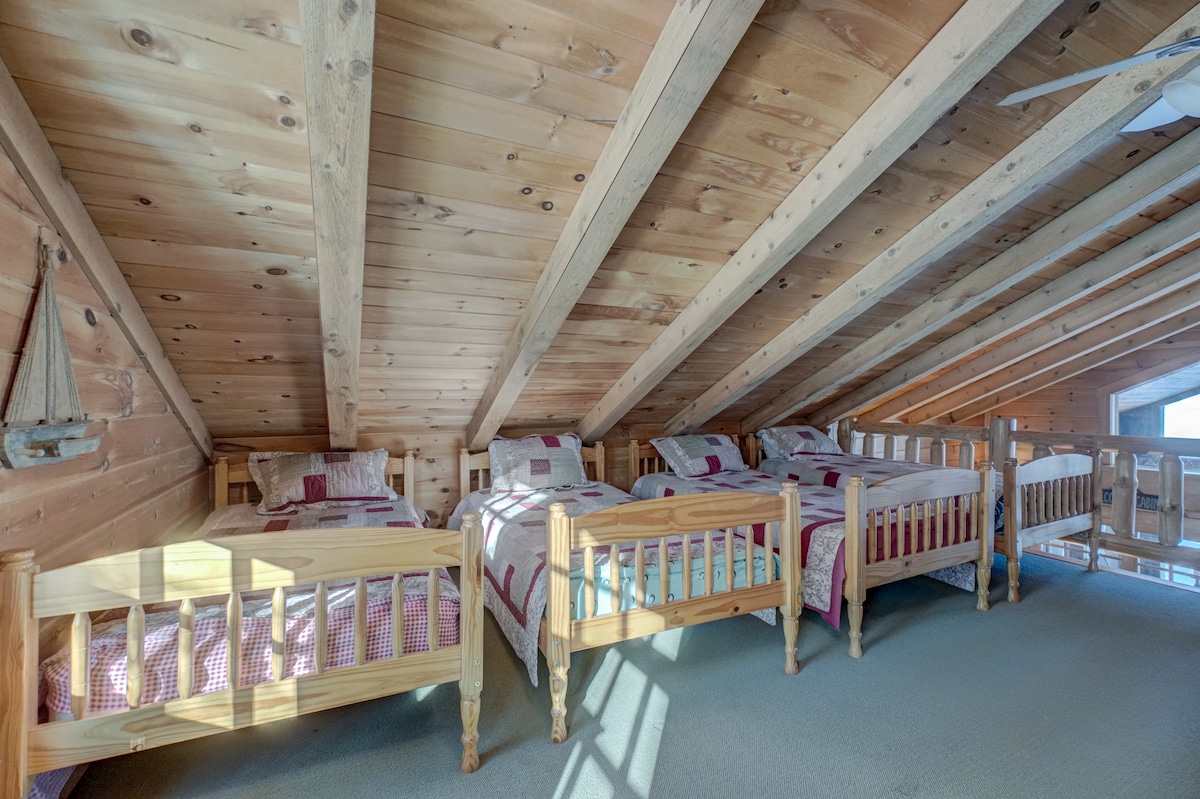 Отворен простор во поткровје со четири единечни кревета.