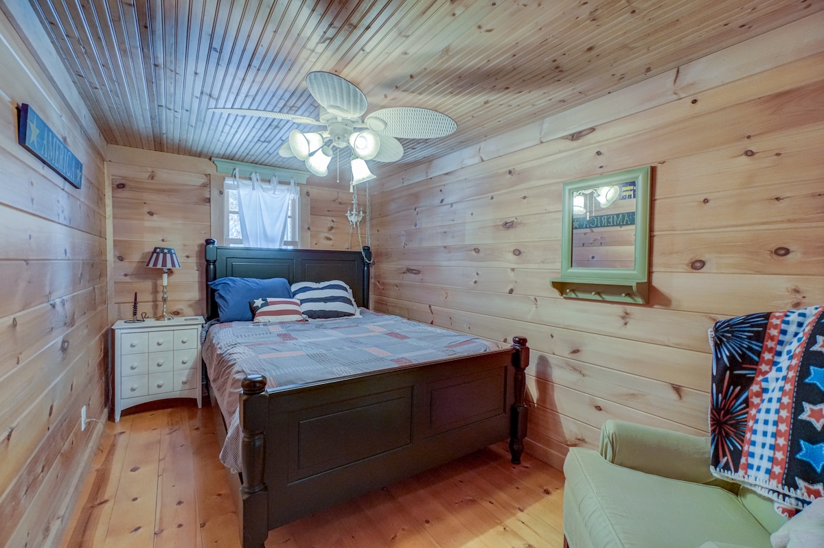 Спална соба на главниот кат со брачен кревет (широк 150-179 см).