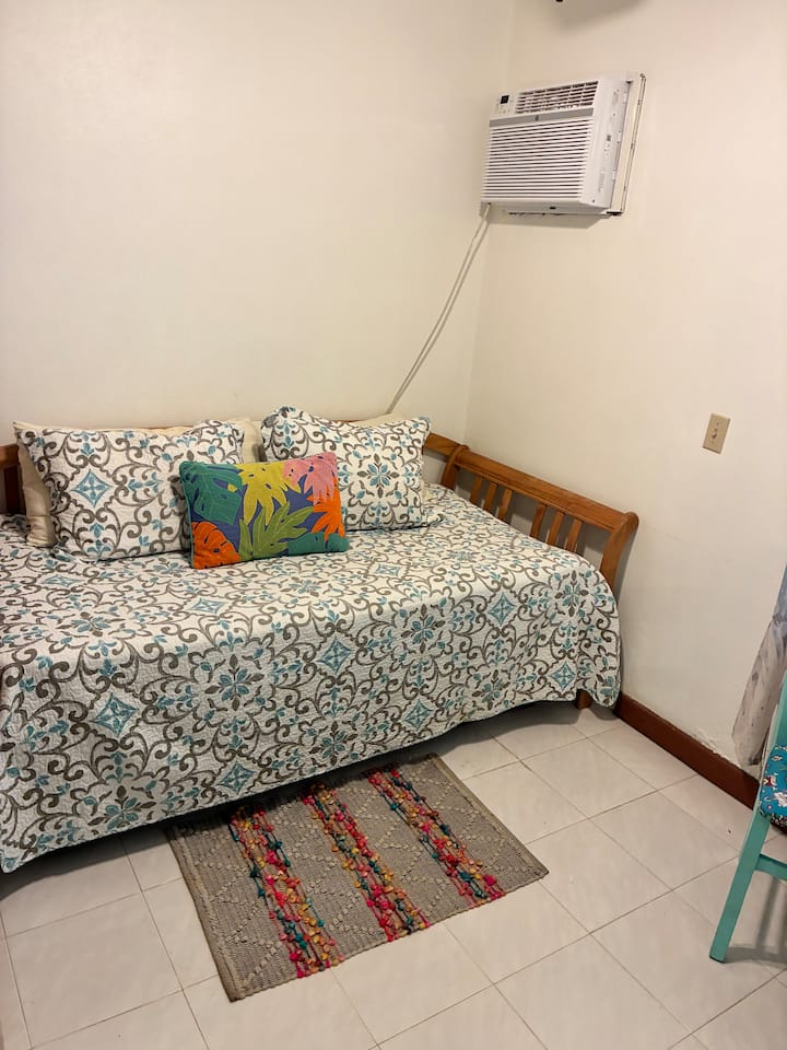 Cama doble de día con cama doble desplegable debajo. 4 almohadas y ropa de cama. Armario completo y pequeña sala de estar. Ventilador de techo.