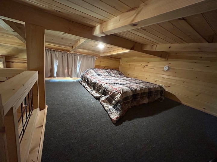 Loft con colchón de tamaño completo 