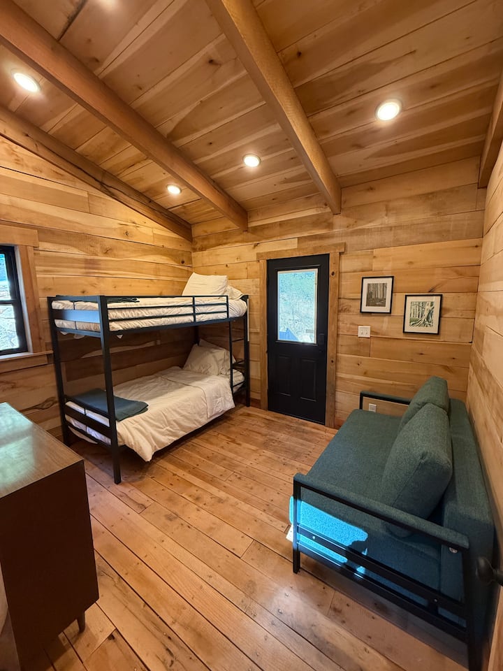 Ორსართულიანი ოთახი. ტახტი გარდაიქმნება დედოფლის კაბინად.  