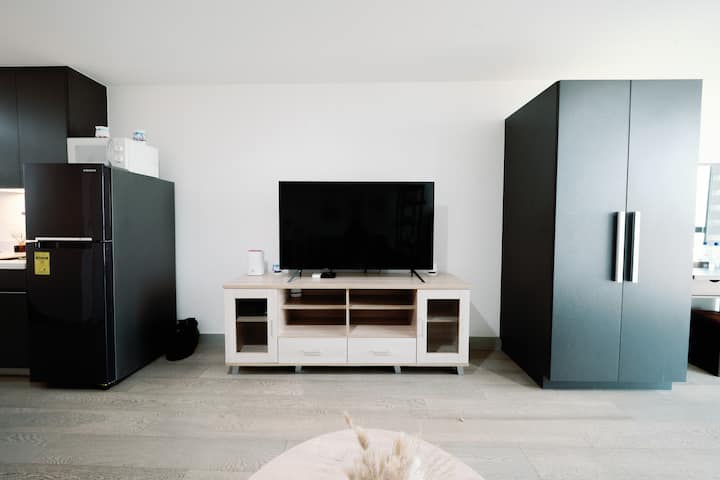 Big 40sqm Studio • 42f • Makati + Bgc Views - Manila
